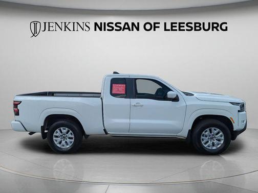 Glacier White 2024 Nissan Frontier SV