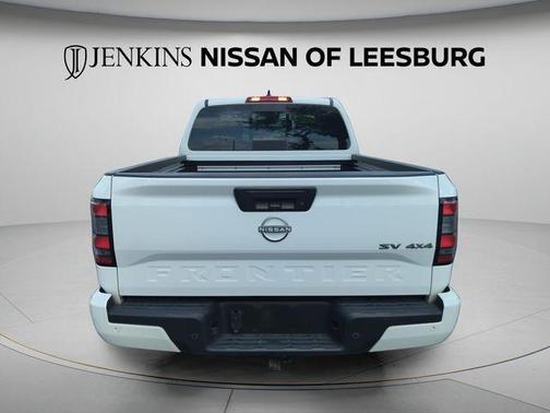 Glacier White 2024 Nissan Frontier SV