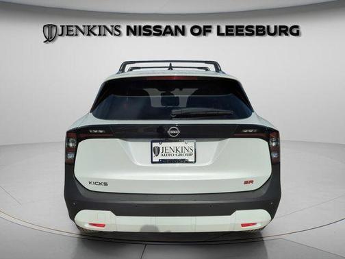 Aspen White Tri 2026 Nissan Kicks SR