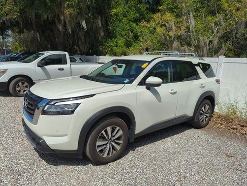 White 2023 Nissan Pathfinder SL