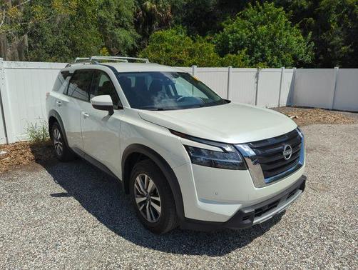 White 2023 Nissan Pathfinder SL