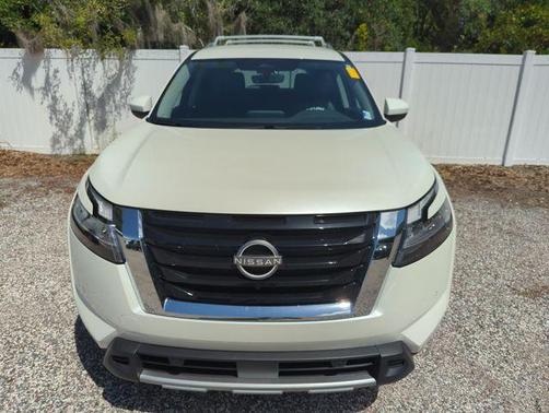 White 2023 Nissan Pathfinder SL