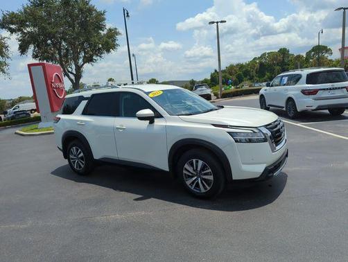 White 2023 Nissan Pathfinder SL