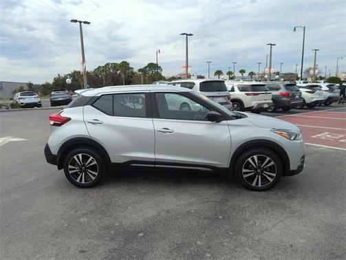 2020 Nissan Kicks SR