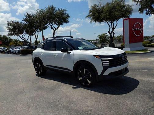 2t Wht Blk Roof 2025 Nissan Kicks SR