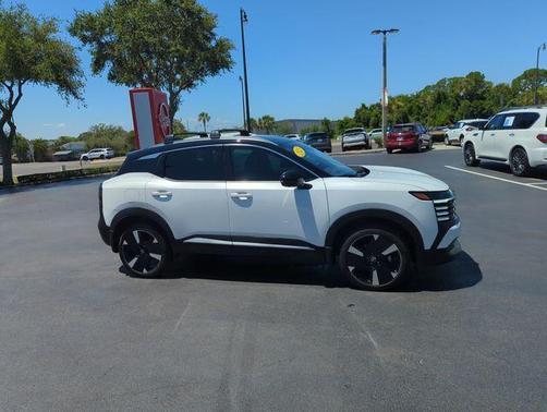 2t Wht Blk Roof 2025 Nissan Kicks SR