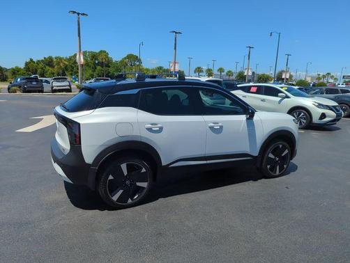 2t Wht Blk Roof 2025 Nissan Kicks SR