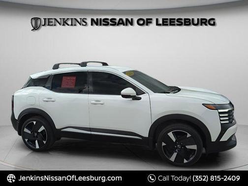 Aspen White Tri 2025 Nissan Kicks SR