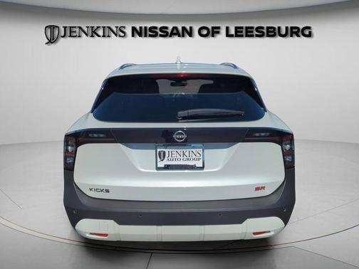 Aspen White Tri 2025 Nissan Kicks SR