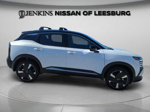 2t Wht Blk Roof 2026 Nissan Kicks SR
