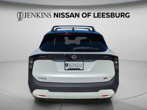 2t Wht Blk Roof 2026 Nissan Kicks SR