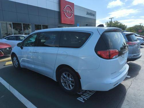Bright White Clearcoat 2023 Chrysler Voyager LX