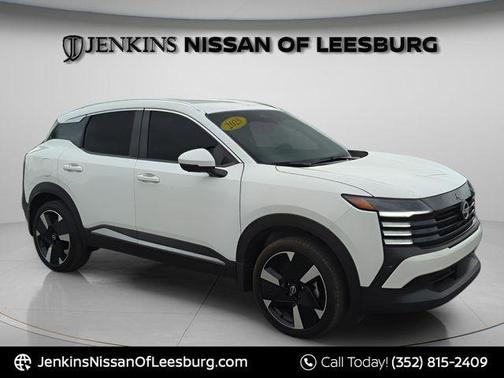 Aspen White Tri 2025 Nissan Kicks SR