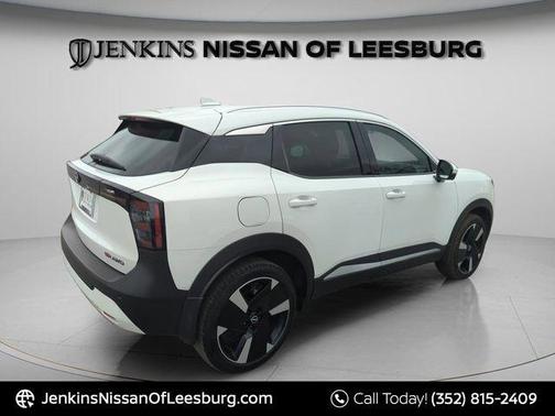Aspen White Tri 2025 Nissan Kicks SR