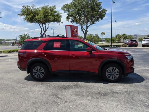 2024 Nissan Pathfinder SV
