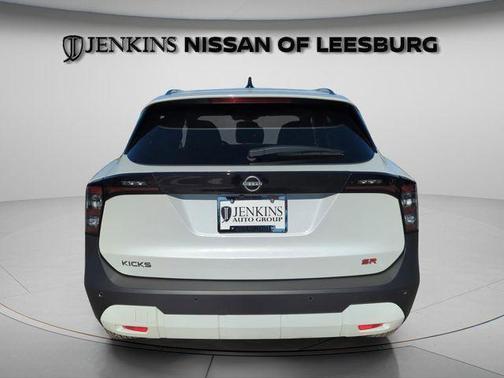 Aspen White Tri 2026 Nissan Kicks SR