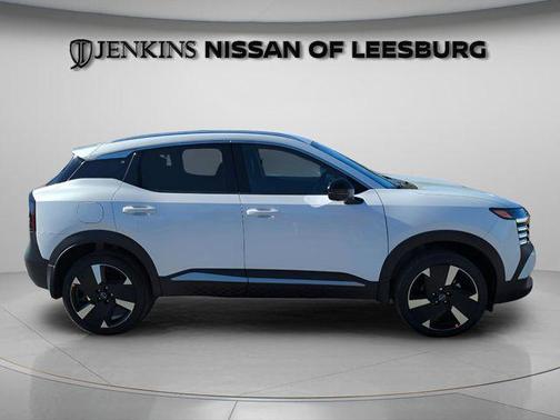 Aspen White Tri 2026 Nissan Kicks SR