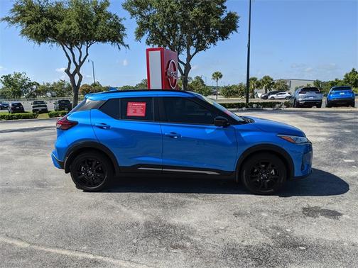 2023 Nissan Kicks SR
