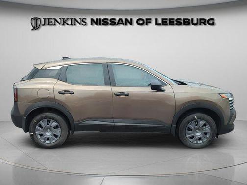 Canyon Bronze M 2026 Nissan Kicks S