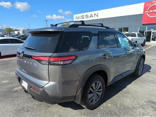 2025 Nissan Pathfinder SV