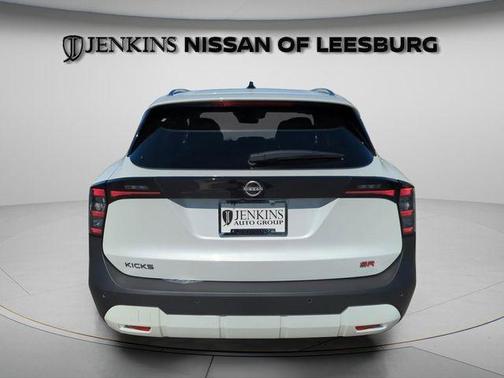 Aspen White Tri 2026 Nissan Kicks SR