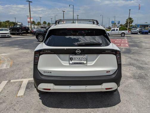 Aspen White Tri 2025 Nissan Kicks SR