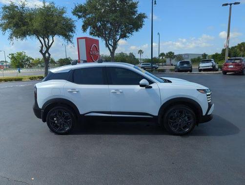 Aspen White Tri 2025 Nissan Kicks SR