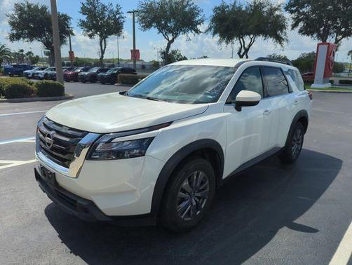 White 2024 Nissan Pathfinder SV
