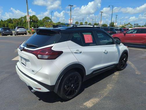 Aspen White / Super Black 2024 Nissan Kicks SR