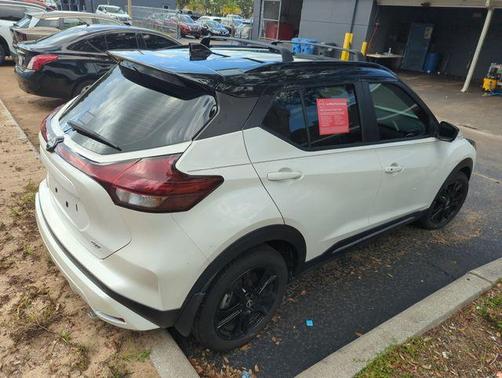 Aspen White / Super Black 2024 Nissan Kicks SR