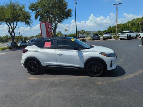 Aspen White / Super Black 2024 Nissan Kicks SR