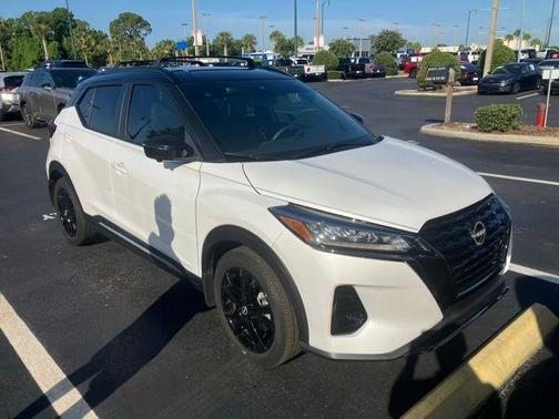 Aspen White / Super Black 2024 Nissan Kicks SR