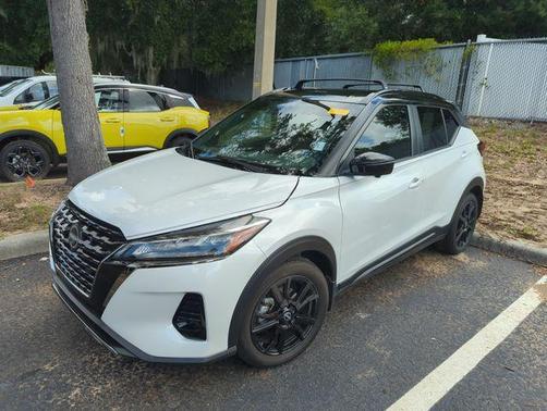 Aspen White / Super Black 2024 Nissan Kicks SR