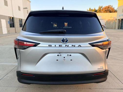 2022 Toyota Sienna LE