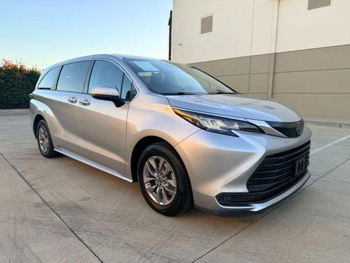 2022 Toyota Sienna LE
