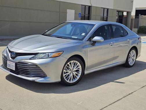 Celestial Silver Metallic 2018 Toyota Camry Hybrid XLE