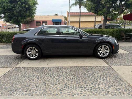 2017 Chrysler 300 Limited