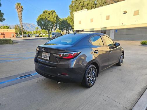 2020 Toyota Yaris Sedan LE
