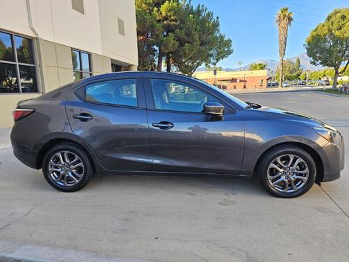 2020 Toyota Yaris Sedan LE