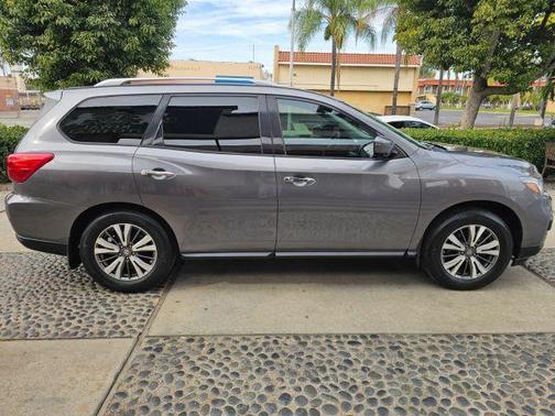 2017 Nissan Pathfinder SL