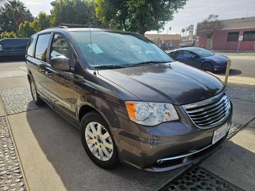 2016 Chrysler Town & Country Touring