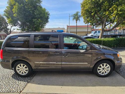 2016 Chrysler Town & Country Touring