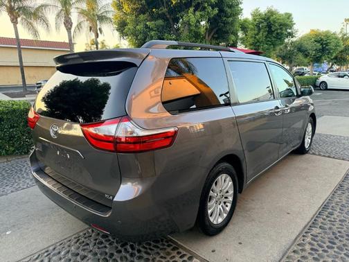 2017 Toyota Sienna XLE Premium