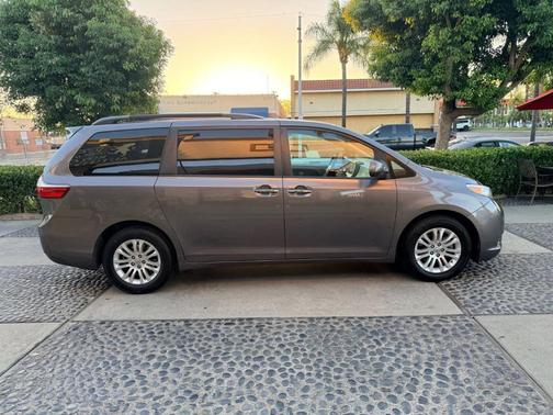 2017 Toyota Sienna XLE Premium