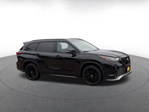 Midnight Black Metallic 2025 Toyota Highlander XSE