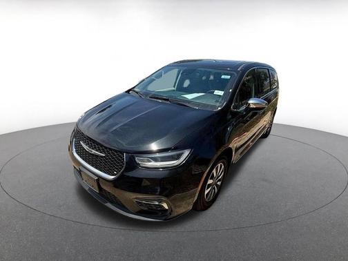 Brilliant Black Crystal Pearlcoat 2023 Chrysler Pacifica Hybrid Limited