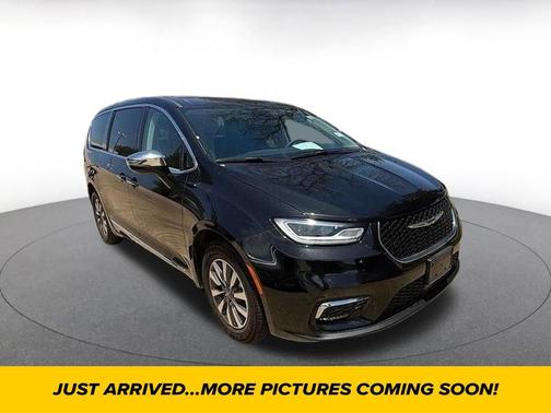 Brilliant Black Crystal Pearlcoat 2023 Chrysler Pacifica Hybrid Limited