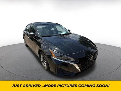 Super Black 2025 Nissan Altima SV FWD