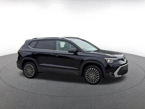 Deep Black Pearl 2025 Volkswagen Taos 1.5T SE