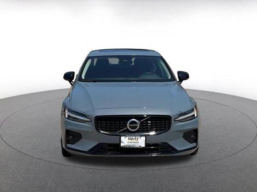 2024 Volvo S60 B5 Core Dark Theme
